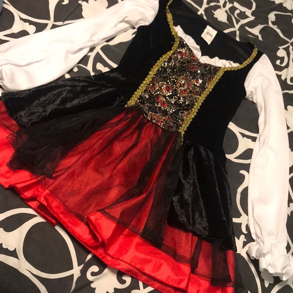 Women's pirate halloween costume